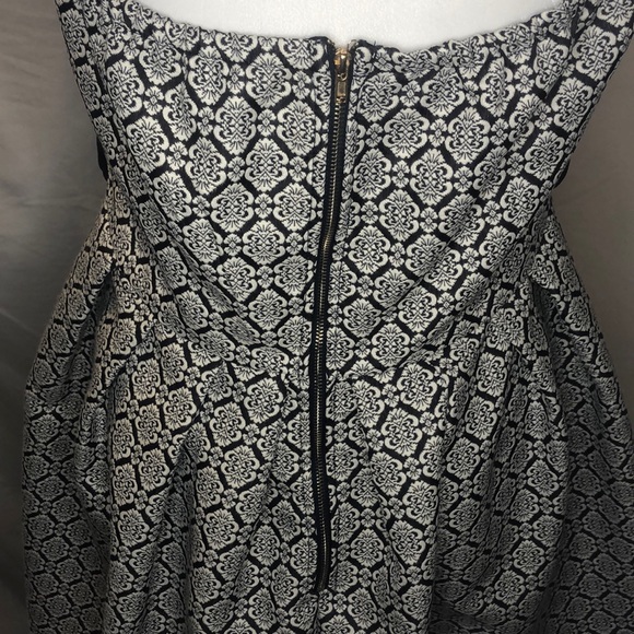 Patterned Tapestry Strapless Dress - Picture 7 of 9